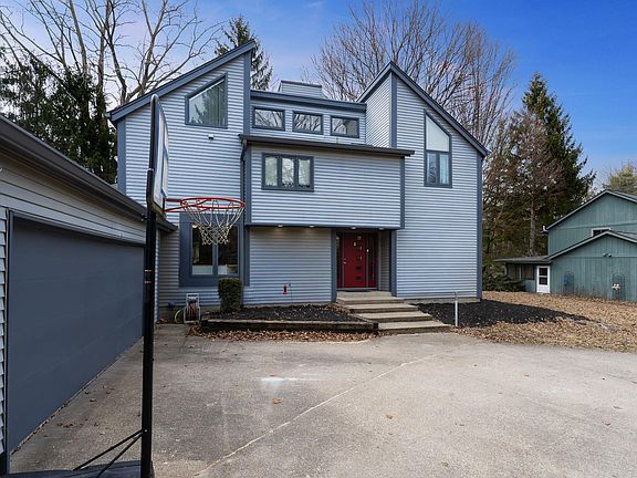 3rd image of 3730 Capilano Dr