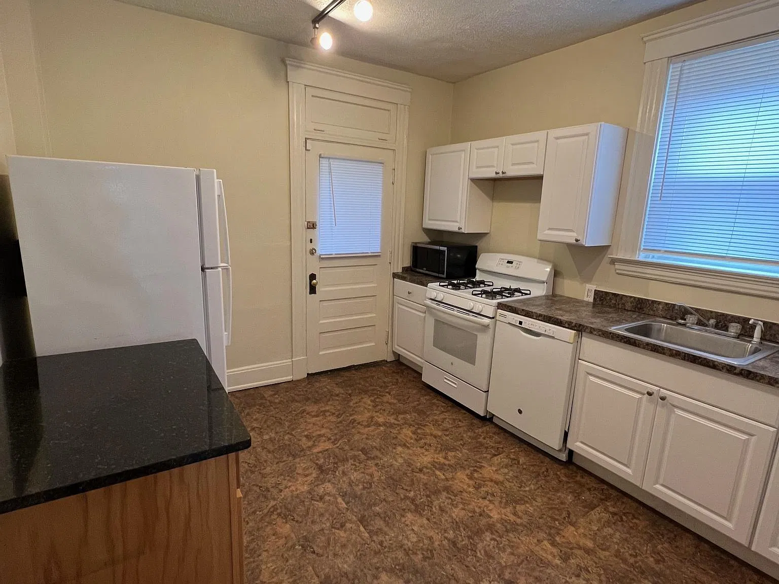 5 bed, $3,625 — Photo 3