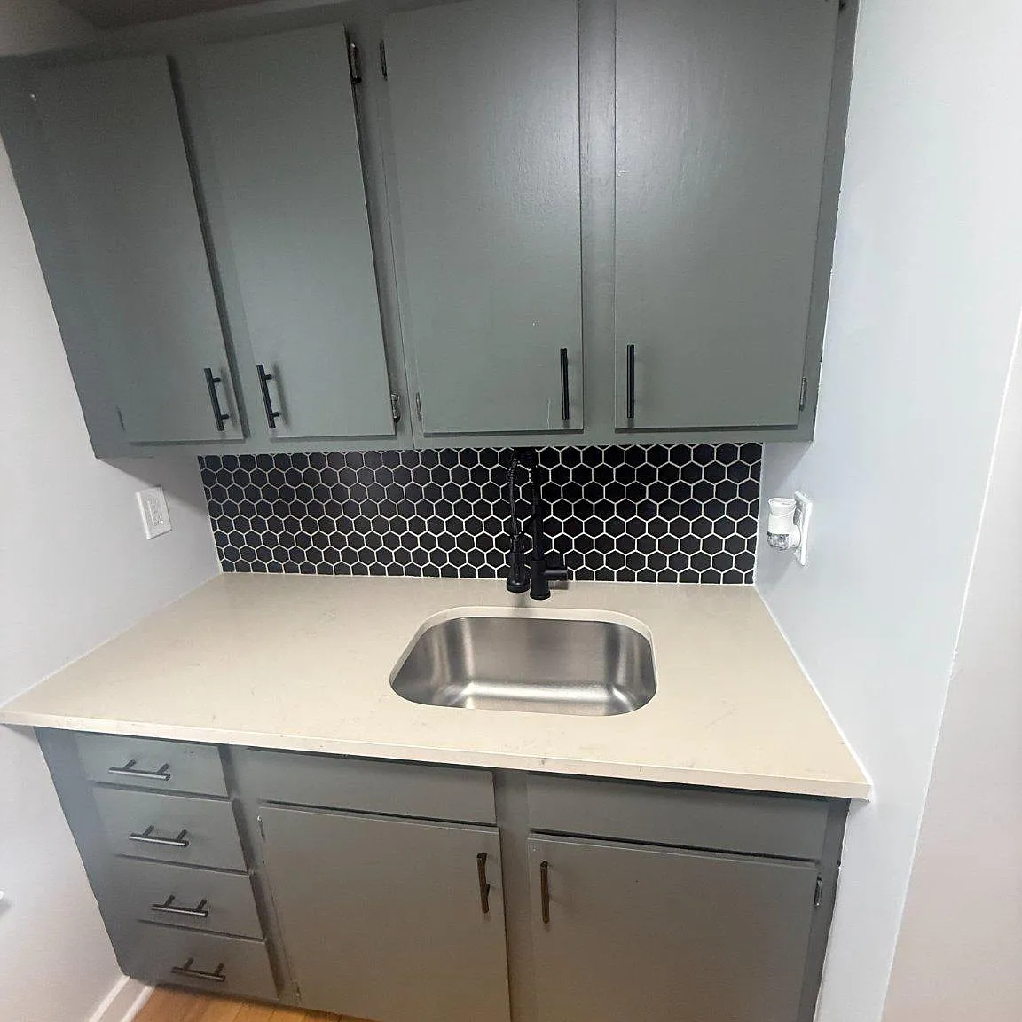 2 bed, 1.0 bath, 918 sqft, $2,400 — Photo 2
