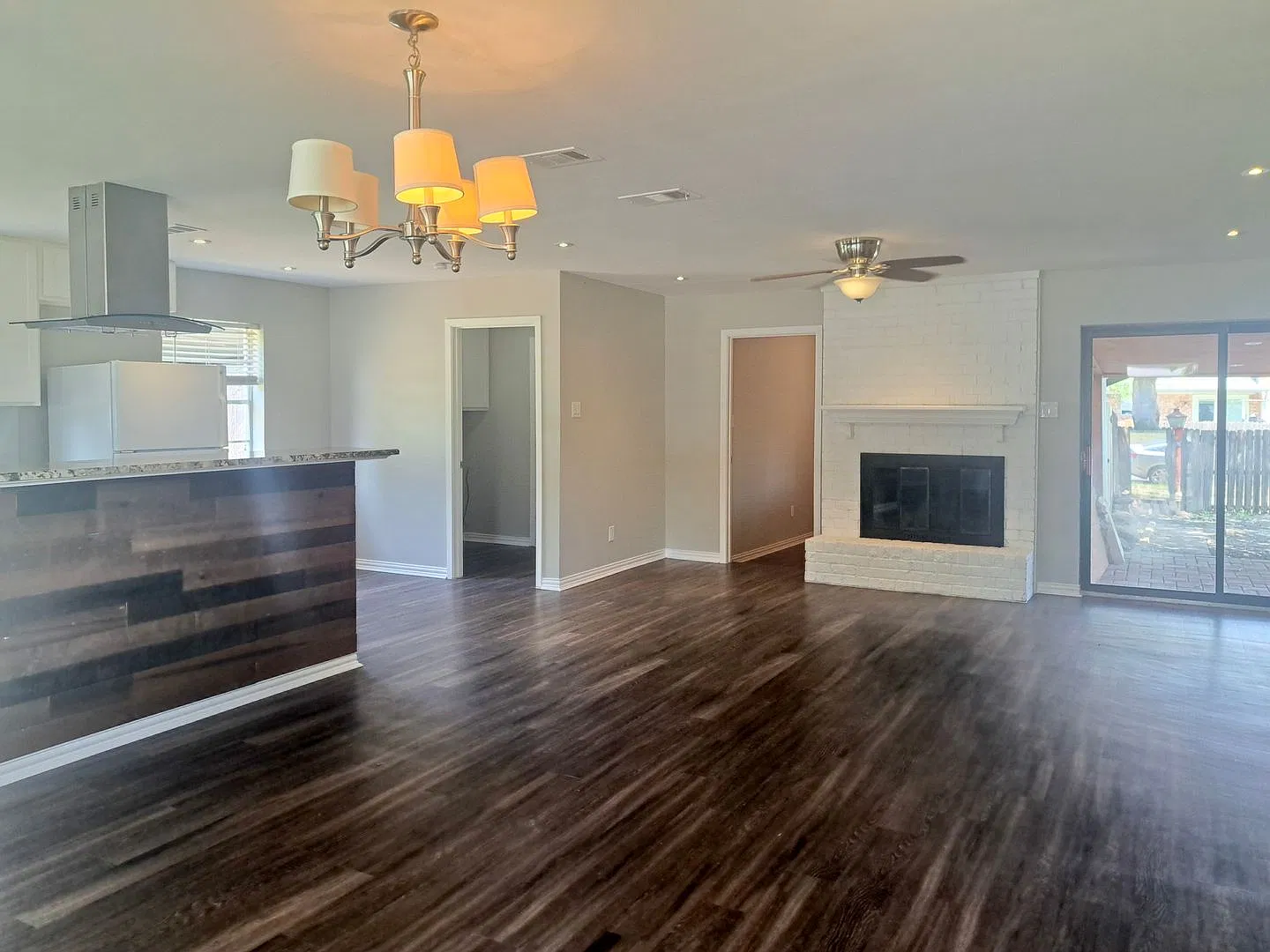 4 bed, 2 bath, 1 car garage — Photo 3