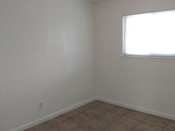 5th image of 3121 Crandall Ave