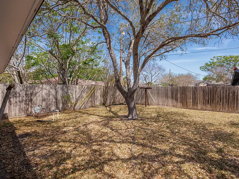 1137 Bradshaw Dr — Photo 6