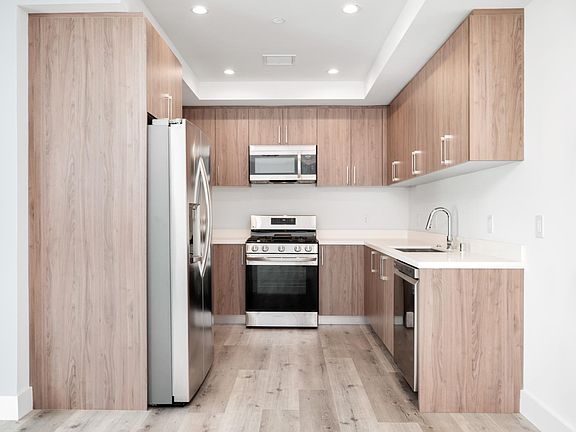 3rd image of 5923 Laurel Canyon Blvd #101