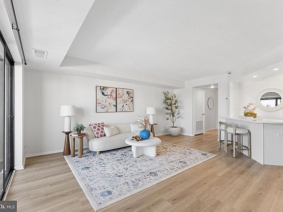 5th image of 900 N Stafford St APT 2125