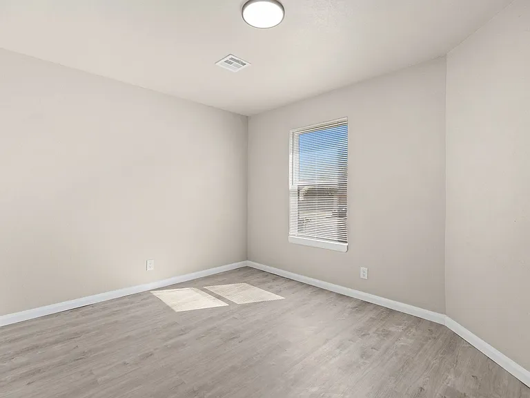 1600 W Madison St — Photo 15