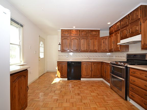 3rd image of 820 Ivydale Ave