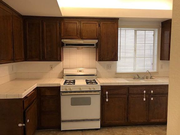 3rd image of 1912 Marigold Ln