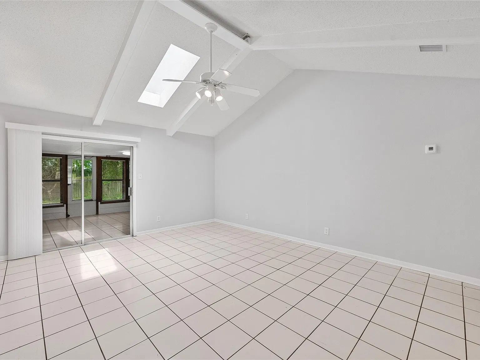 5 bed, 2.0 bath, 1854 sqft, $2,400 — Photo 4