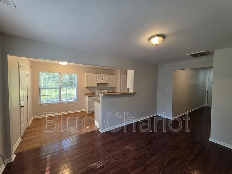 3 bed, 2.5 bath, 1114 sqft, $2,100 — Photo 3