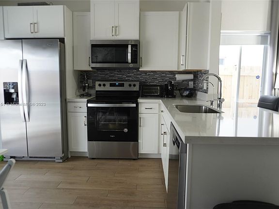 4th image of 864 SE 17th Ct