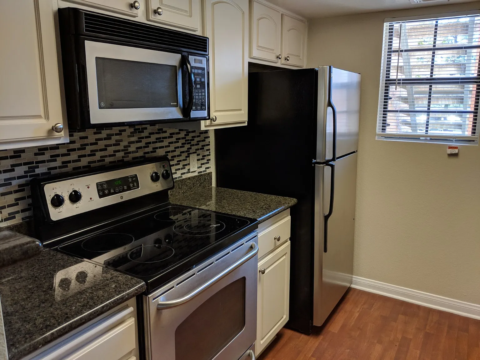 2 bed, 1036 sqft, $3,049 — Photo 3