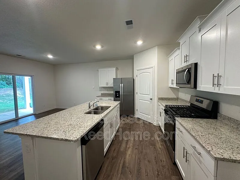 4 bed, 2.0 bath, 1796 sqft, $2,100 — Photo 4