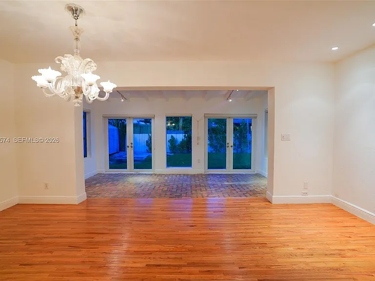 355 Redwood Ln — Photo 2