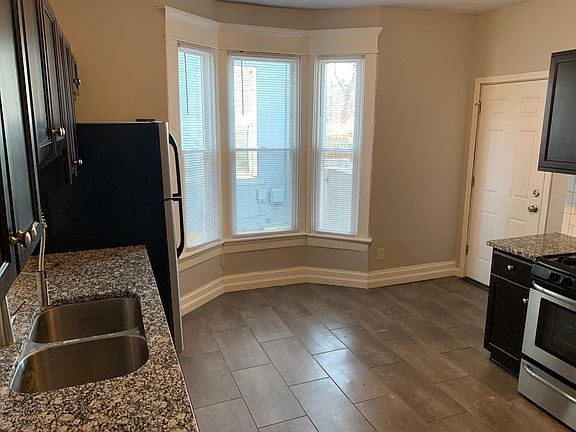 4th image of 393 Stoddart Ave