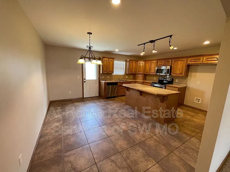 3 bed, 2.0 bath, 1461 sqft, $1,630 — Photo 4