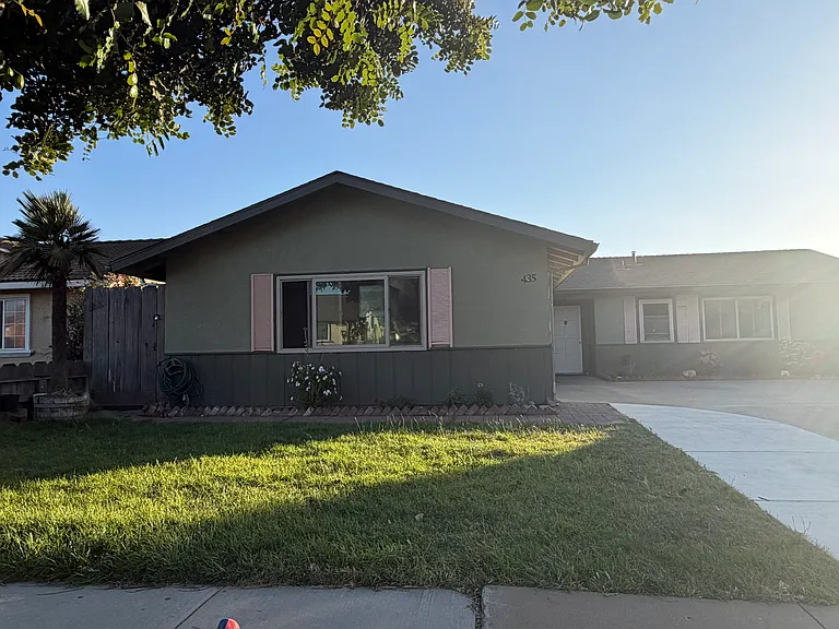 435 Fairview Dr — Photo 2