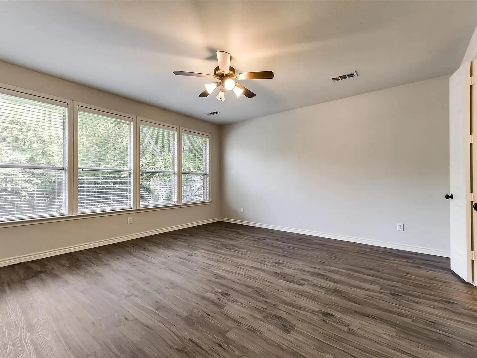 11104 Seguin Dr — Photo 4