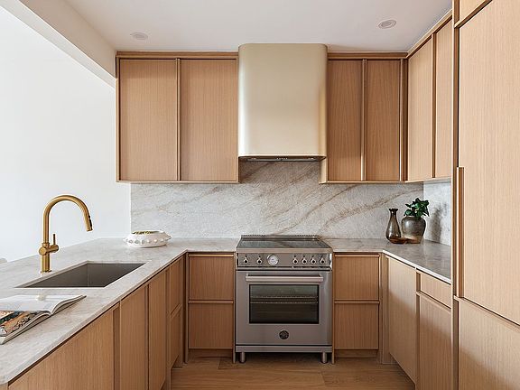 3rd image of 215 Calyer St #3