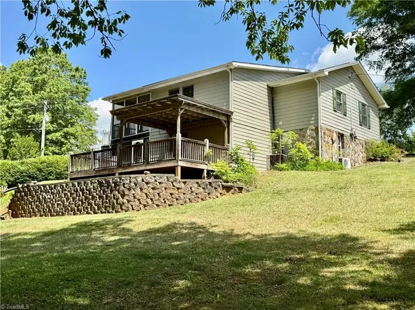 417 White Pines Country Club Rd, Mount Airy, NC 27030
