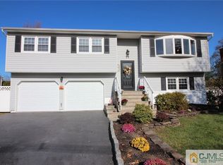 77 Oakey Dr, Kendall Park, NJ 08824