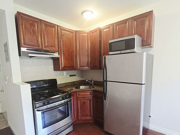 4th image of 2025 1st Ave APT 3R