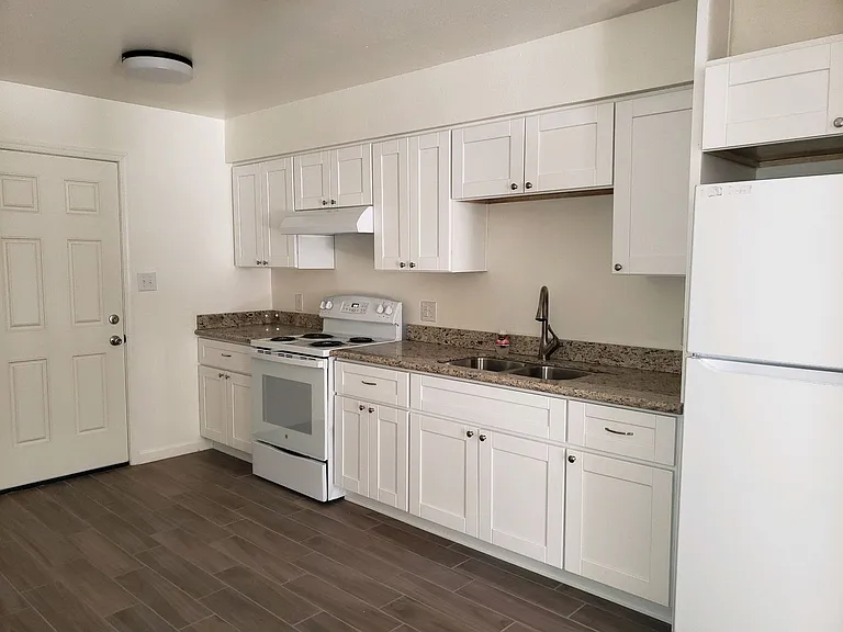 2122 S Maple Ave #A-B — Photo 3