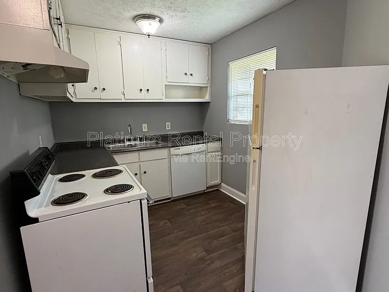 1492 Waverly Way #B-4 — Photo 6