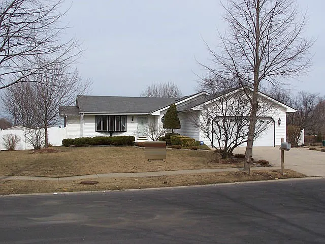 2805 Douglas St photo 1