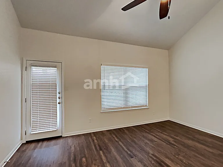 1038 Lauren St — Photo 7