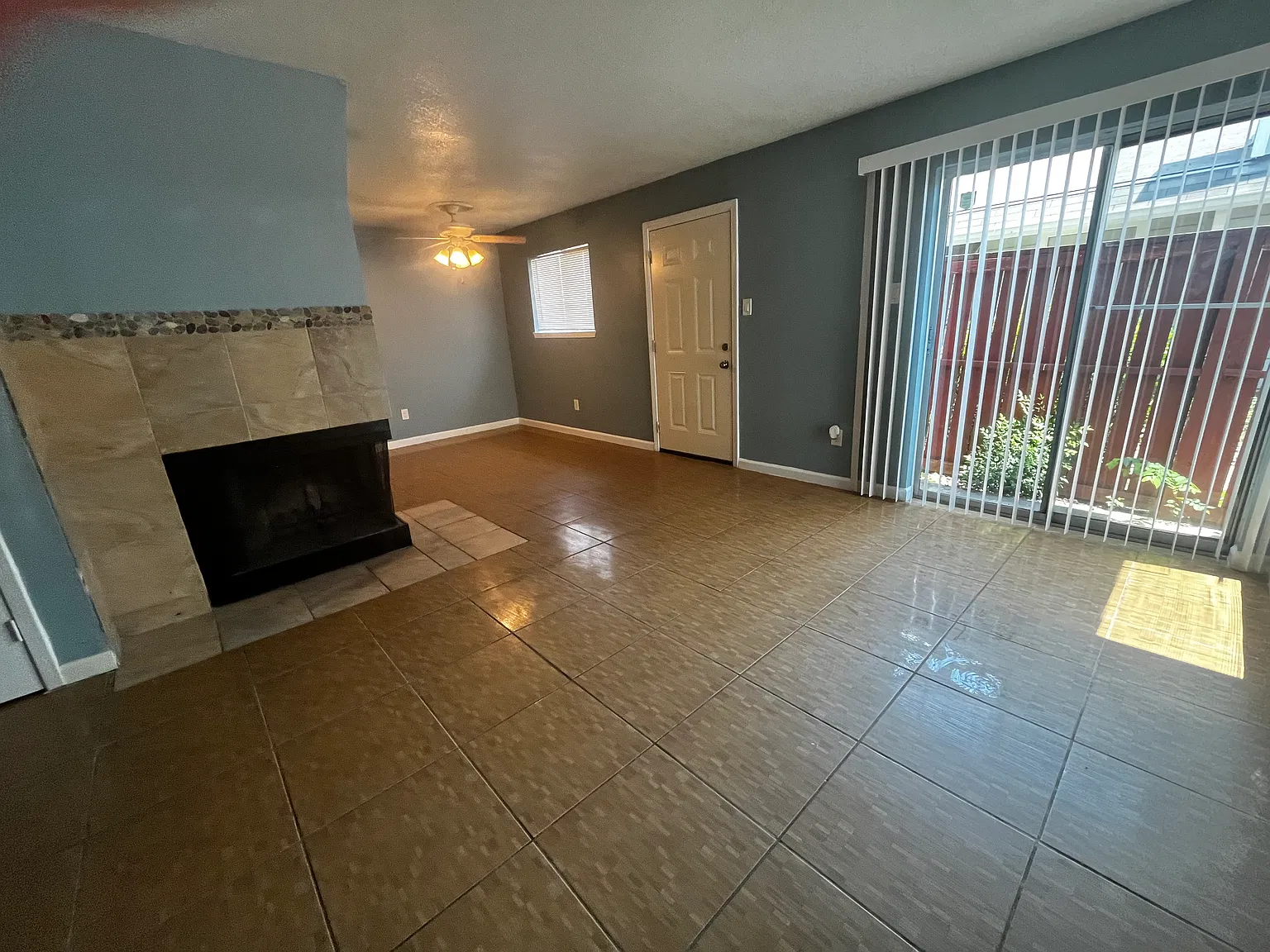 2 bed, 2.5 bath, 1100 sqft, $1,550 — Photo 3