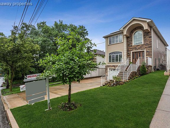 4th image of 211 Brehaut Ave