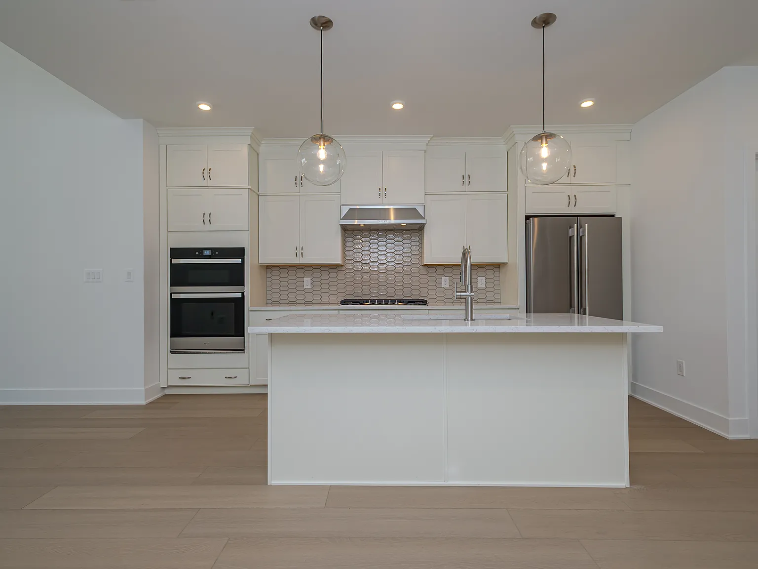 3 bed, 2.5 bath, 2142 sqft, $4,300 — Photo 3