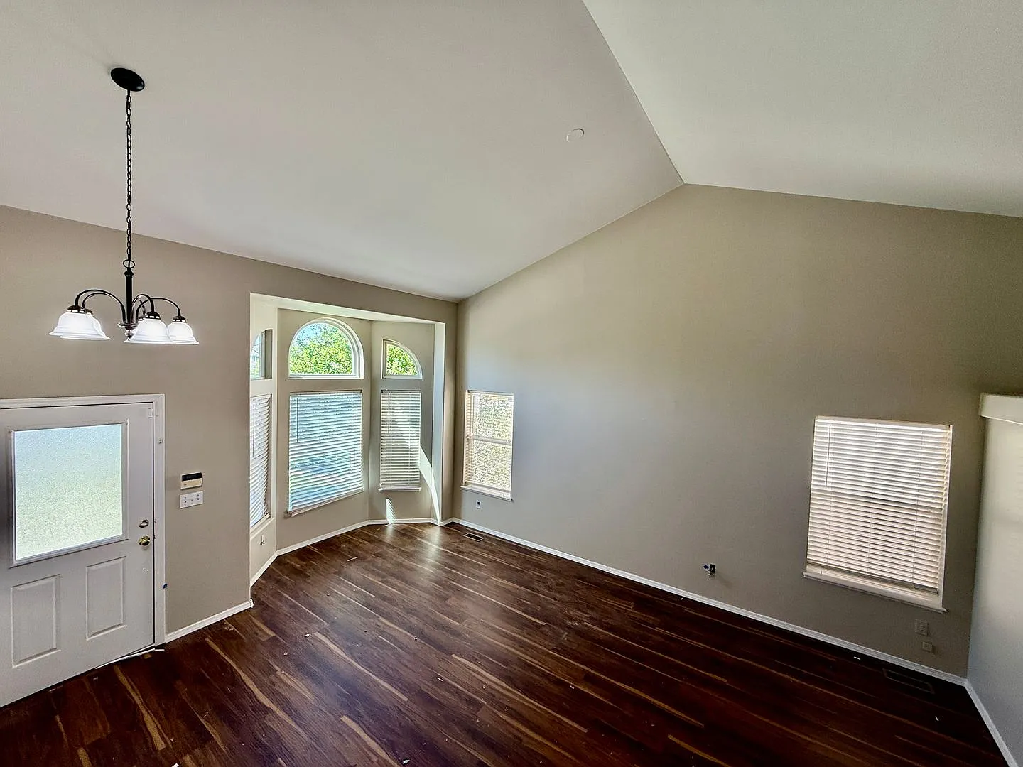 Large Springs Ranch 5 bedroom Close to Powers BLVD — Photo 4