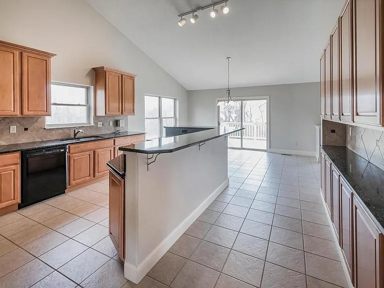 2323 Charoe St — Photo 28