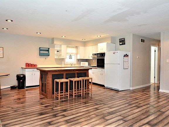 3rd image of 8900 Hillview Dr