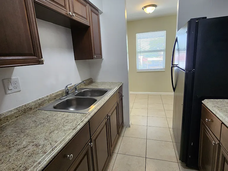 933 Laurel Dr — Photo 15