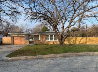 3133 Meadow Oaks Dr, Haltom City, TX 76117