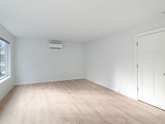 2nd image of 1297 Russell Dr