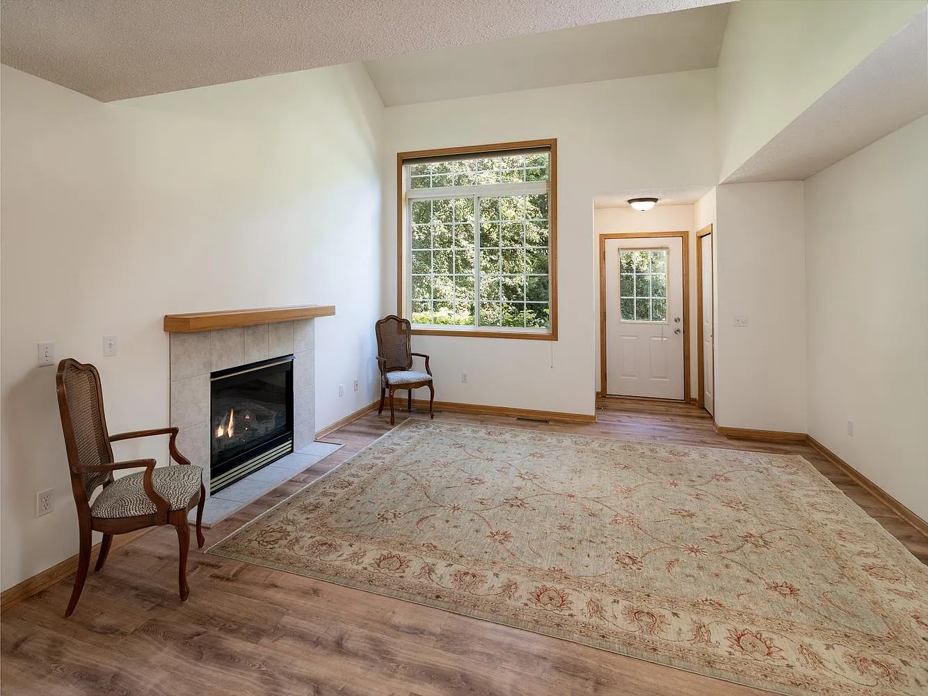 2 bed, 1.5 bath, 1450 sqft, $2,300 — Photo 3