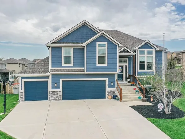 809 Canyon Ln, Lansing, KS 66043