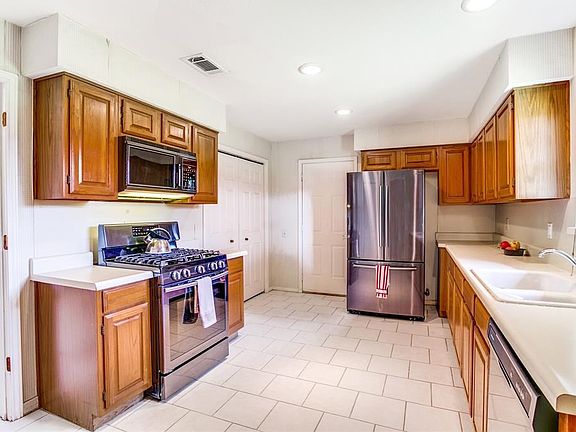 4th image of 136 Deann Dr