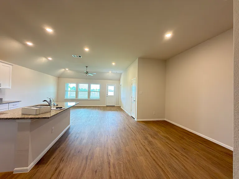 406 Kingsbury Ave — Photo 15