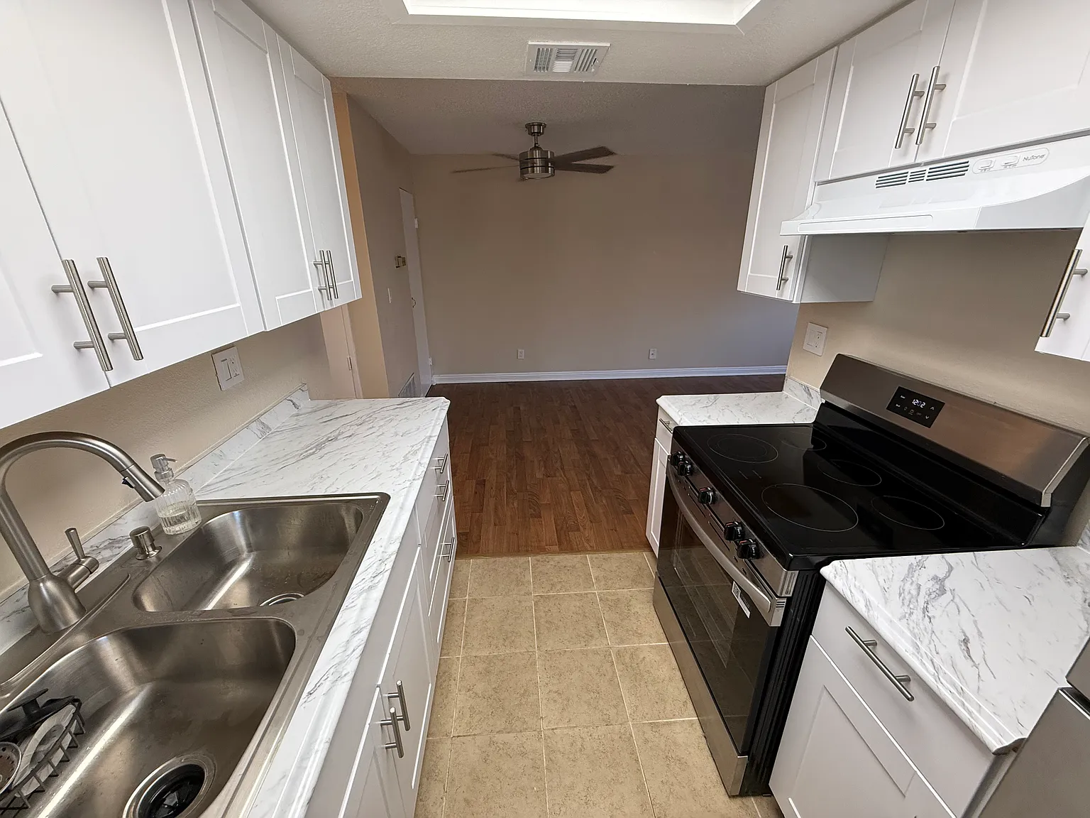 2 bed, 771 sqft, $2,200 — Photo 2