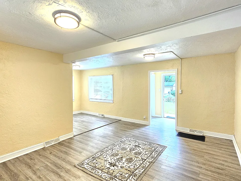 206 Bies St