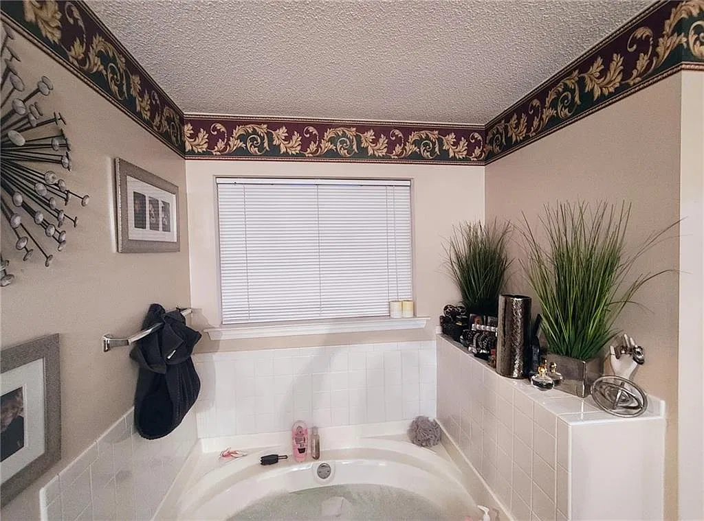 4 bed, 2.5 bath, 2116 sqft, $2,650 — Photo 4
