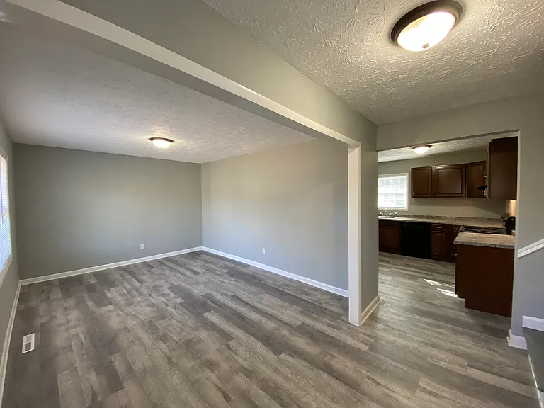 2202 Chestnut Log Dr — Photo 8
