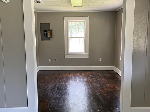 5th image of 220 Daughtry Ave N