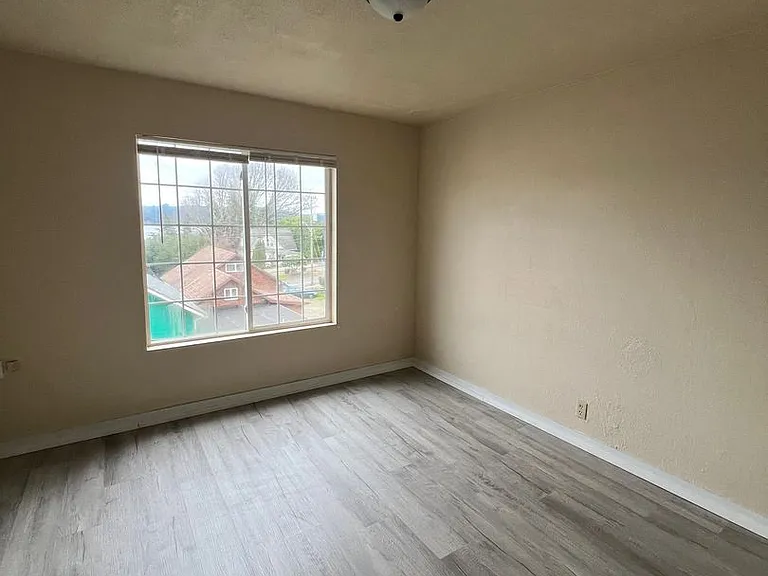 2129 Union Ave — Photo 4