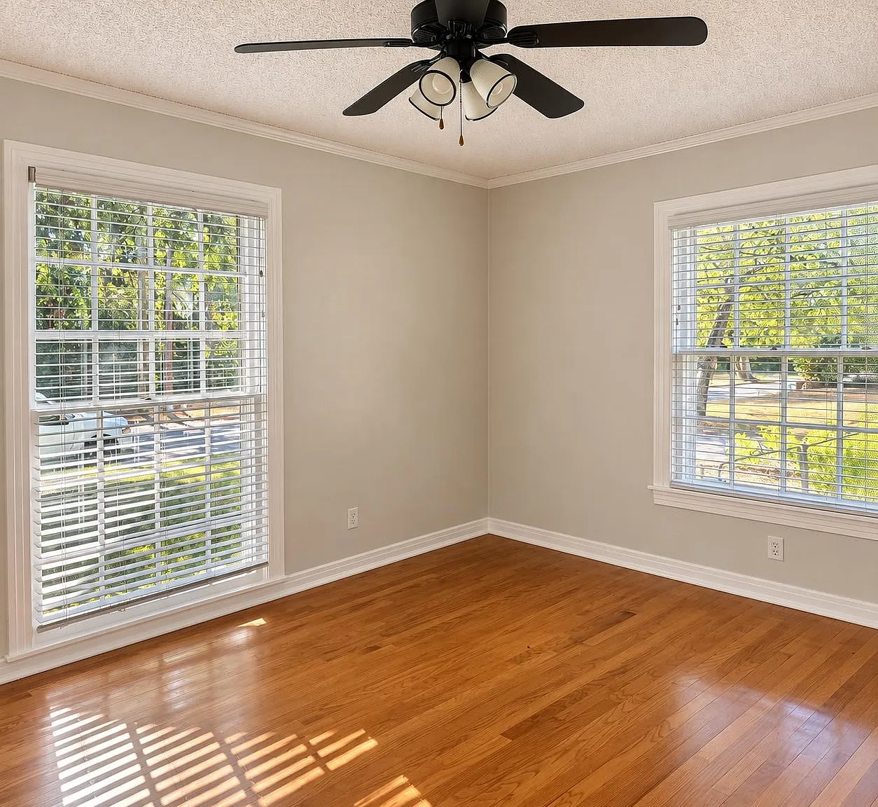 2 bed, 1.0 bath, 1360 sqft, $1,600 — Photo 3