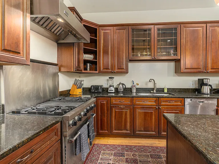 1820 Calvert St NW — Photo 16